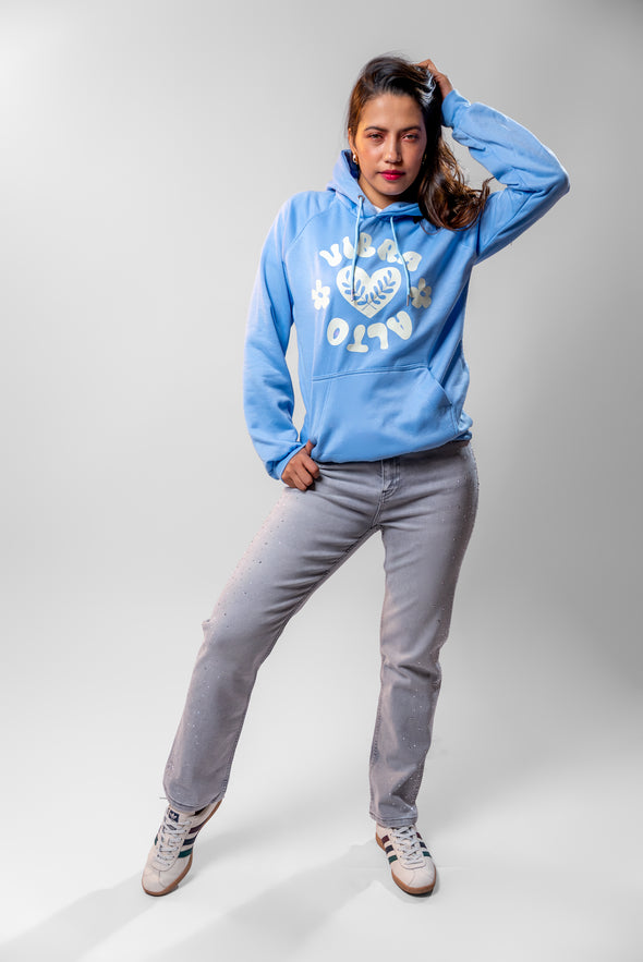 Hoddie azul claro "VIBRA ALTO" Veintidós | Energía Positiva