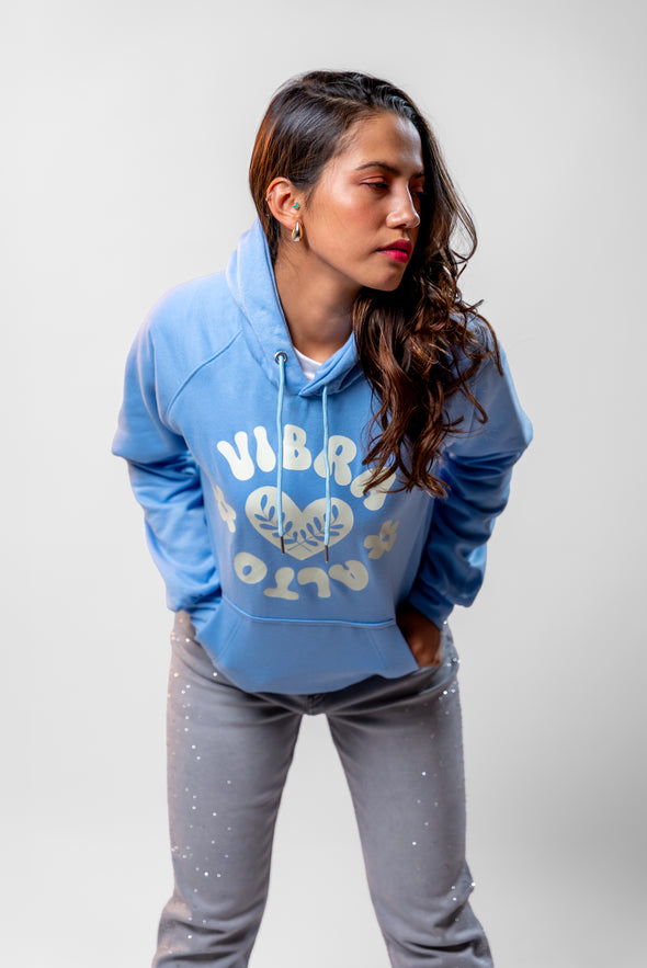 Hoddie azul claro "VIBRA ALTO" Veintidós | Energía Positiva