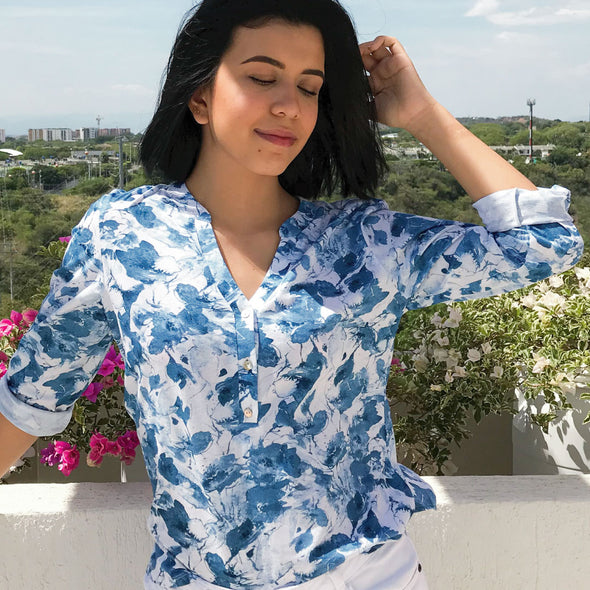 Blusa estampada cuello en V